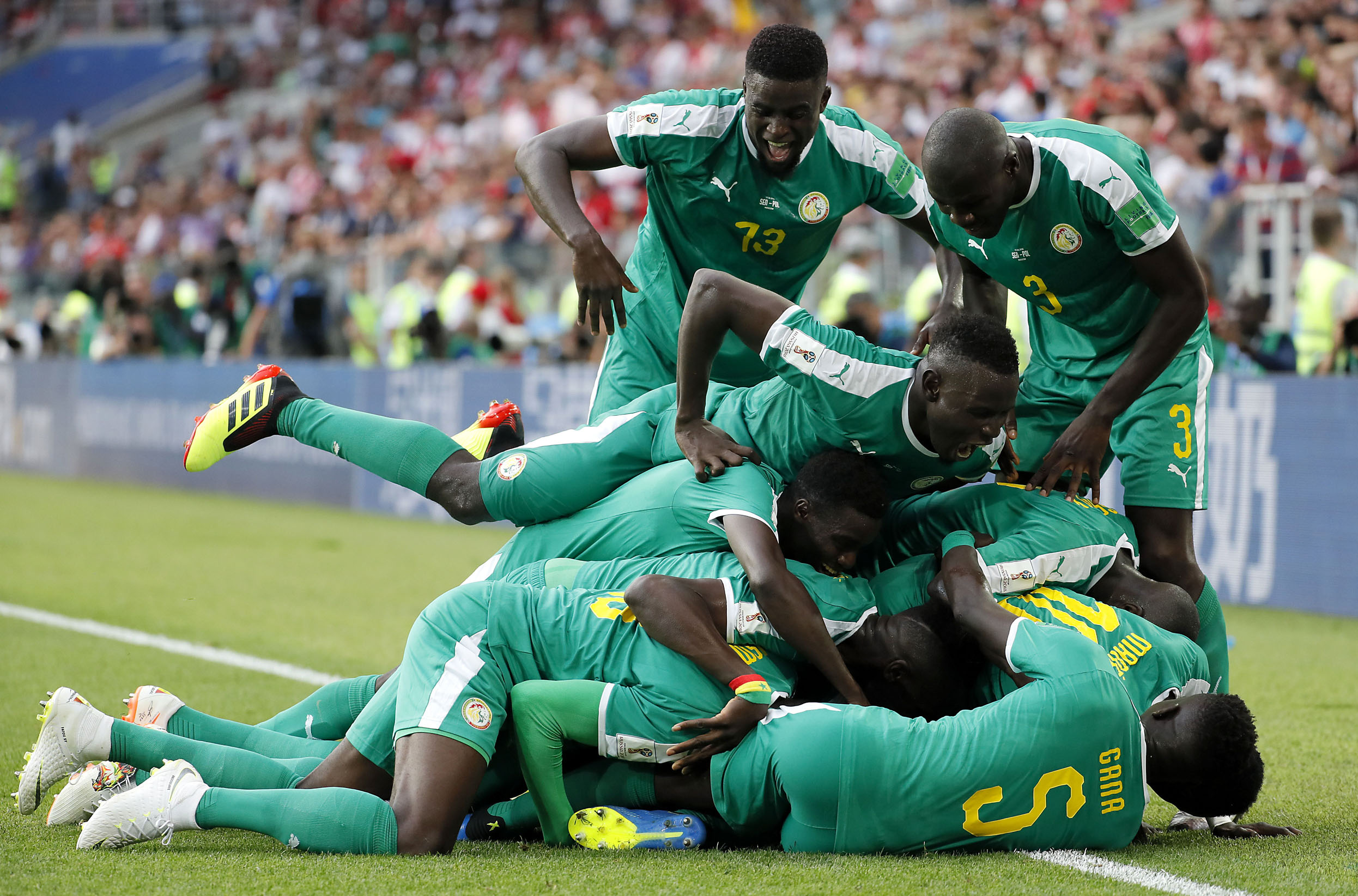 Los jugadores de Senegal celebran su segundo gol a Polonia.