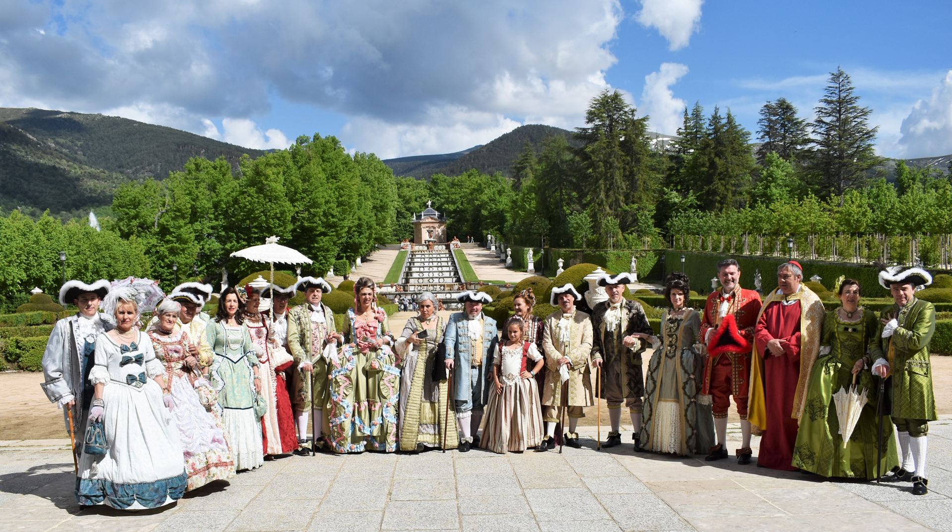 Muchos de los vecinos ataviados con trajes y complementos barrocos pasearon, ya por la tarde, por los Jardines del Palacio Real de La Granja.