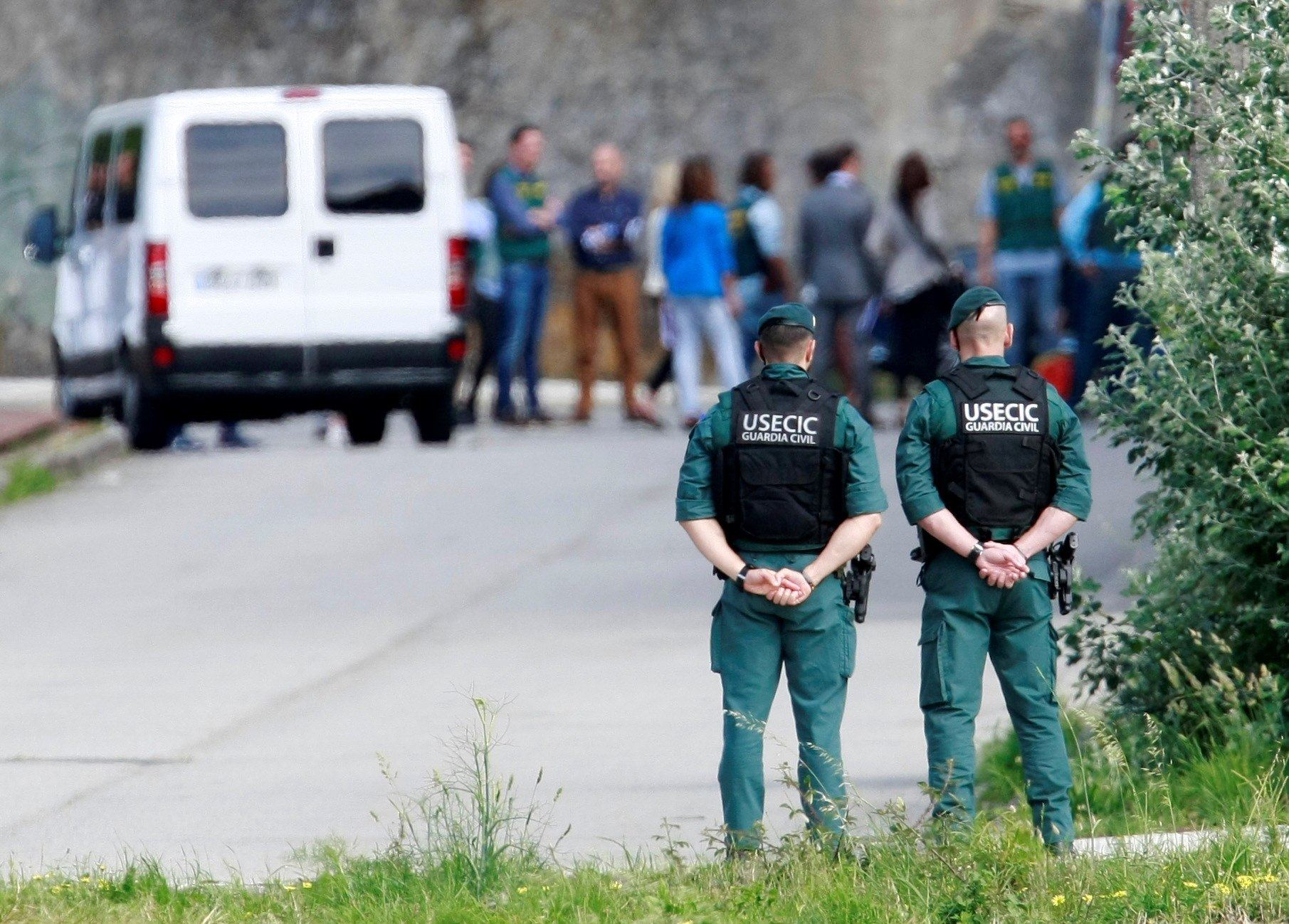 Dos agentes de la Guardia Civil escoltan la reconstrucción de la desaparición y muerte de la joven madrileña.