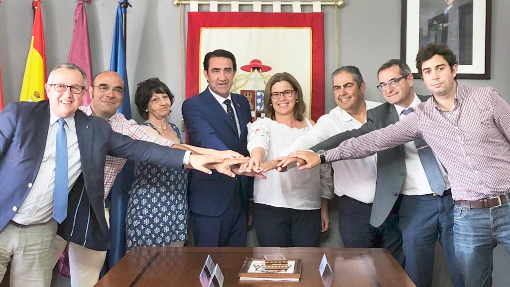 Alcaldes, consejero de Fomento y Medio Ambiente y delegado territorial, tras la firma del convenio en Turégano. / el adelantado