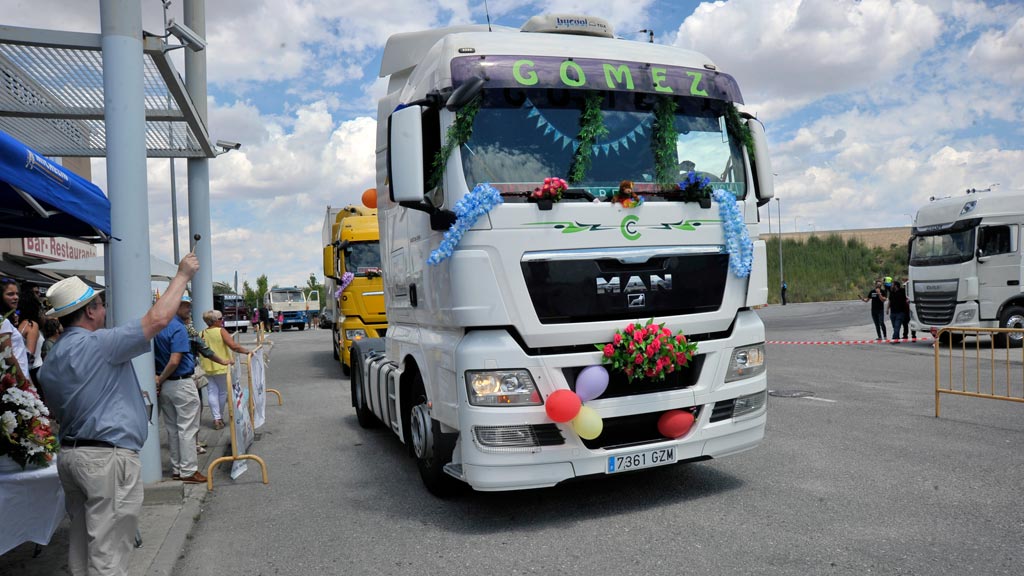 Numerosos transportistas participaron en la bendición de vehículos celebrada ayer en el Centro de Transporte. / kamarero