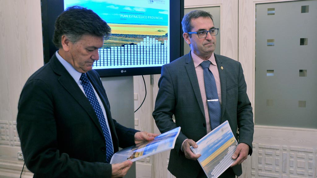 El presidente de la Diputación, Francisco Vázquez (izq.), junto al diputado de Promoción Económica. / kamarero