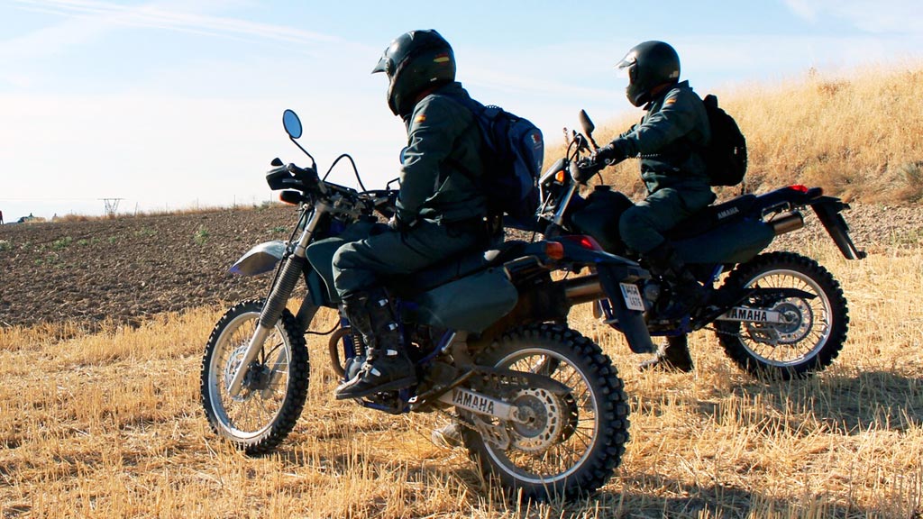 Agentes del Seprona de la Guardia Civil, durante una jornada laboral en el monte. / el adelantado