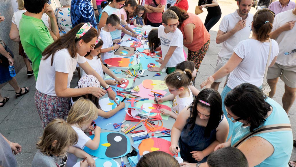 Los más pequeños se divirtieron ayer en el taller de búhos de papel con Esther García. / kamarero