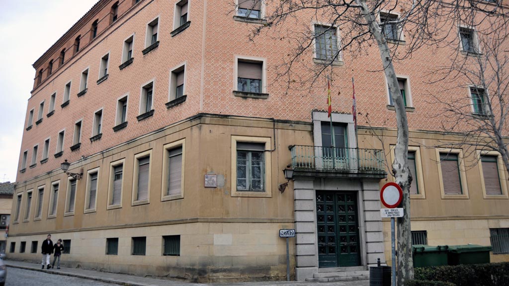 08-1kama_Edificio-Hospital-Policlinico_KAM2436