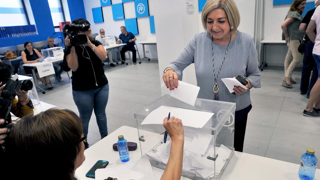 Sáenz de Santamaría, candidata de los populares segovianos 1 La presidenta provincia del PP, Paloma Sanz, votando en la sede del PP. / KAMARERO