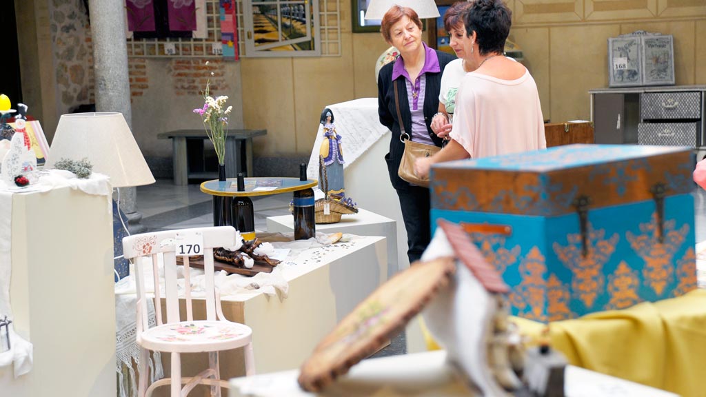 Las Aulas de Manualidades abren la inscripción hasta el 5 de septiembre 1 Los participantes en estas aulas exponen sus trabajos en una muestra que se instala en el Palacio Provincial. / kamarero