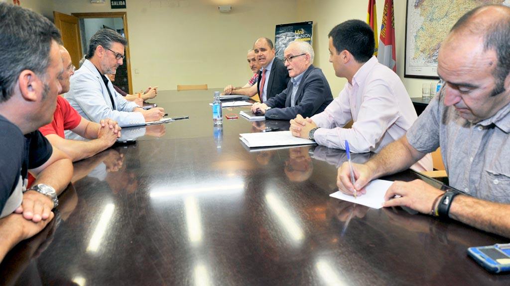 El director general se reunió con responsables de los ayuntamientos afectados. / kamarero