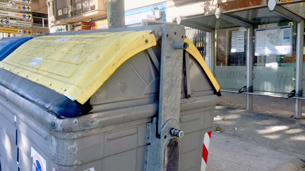 El PP pide que se retiren obstáculos de las aceras de la ciudad 1 10-1-contenedores-delante-de-marquesina