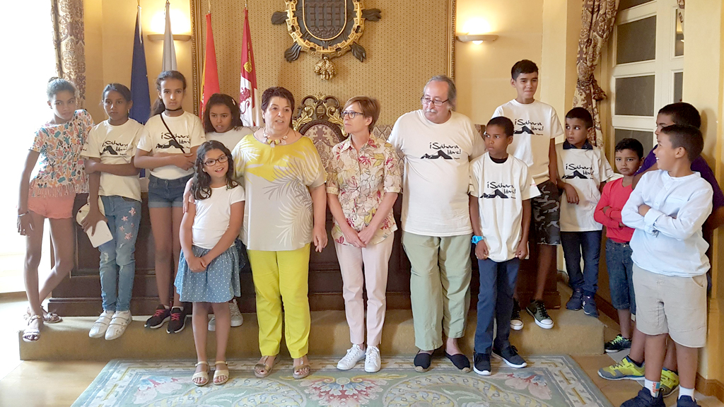 El Ayuntamiento recibe a los niños saharauis de Vacaciones en Paz 1 10_1-saharauis