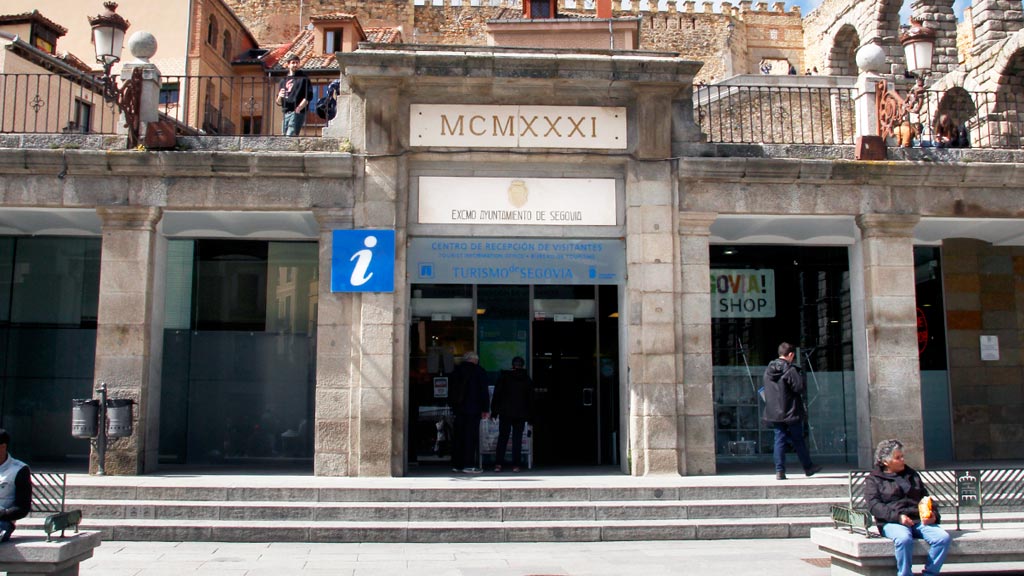 10-1nereallorente-Centro-de-recepcion-de-visitantes-fachada