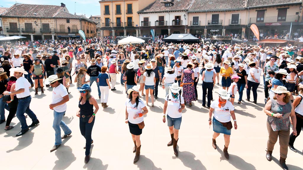 El ‘Huercasa Festival’ de Riaza, cita ineludible del country en Europa 1 La plaza de Riaza se llena de aficionados al line dance todas las mañanas del festival. / efe