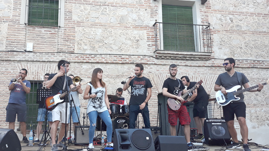La Banda Olivetti cerró las Jornadas Musicales de Fuentepelayo 1 Un momento de la actuación del grupo cuellarano. / EL ADELANTADO