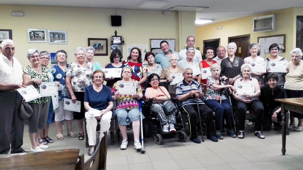 La entrega de diplomas cierra en El Espinar ‘Porque tú sí que importas’ 1 Los participantes en el proyecto recibieron sus diplomas. / el adelantado