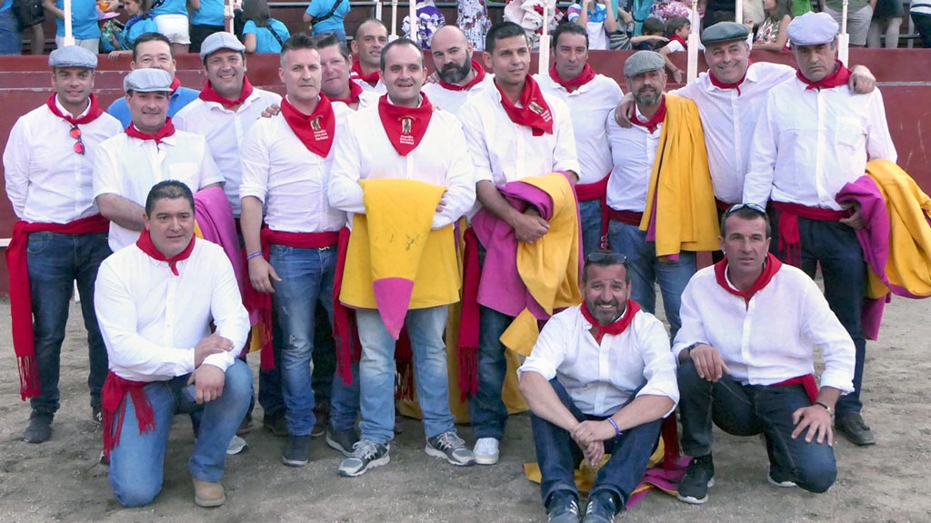 Un grupo de quintos en la popular becerrada de quintos celebrada el pasado miércoles en la plaza de toros. / josé redondo