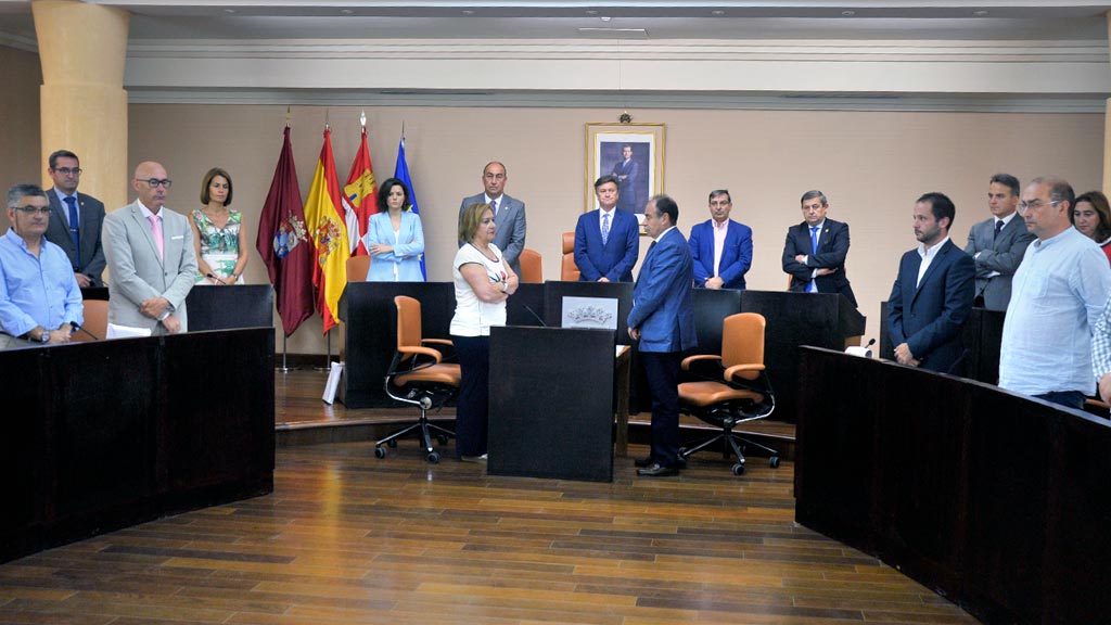 La corporación guardó un minuto de silencio por el último caso de violencia de género, en Astorga. / kamarero