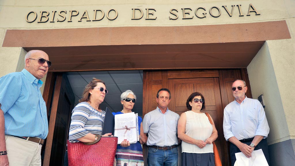 Los representantes de la parroquia espinariega, ayer en la puerta del Obispado, antes de entregar las firmas. / kamarero