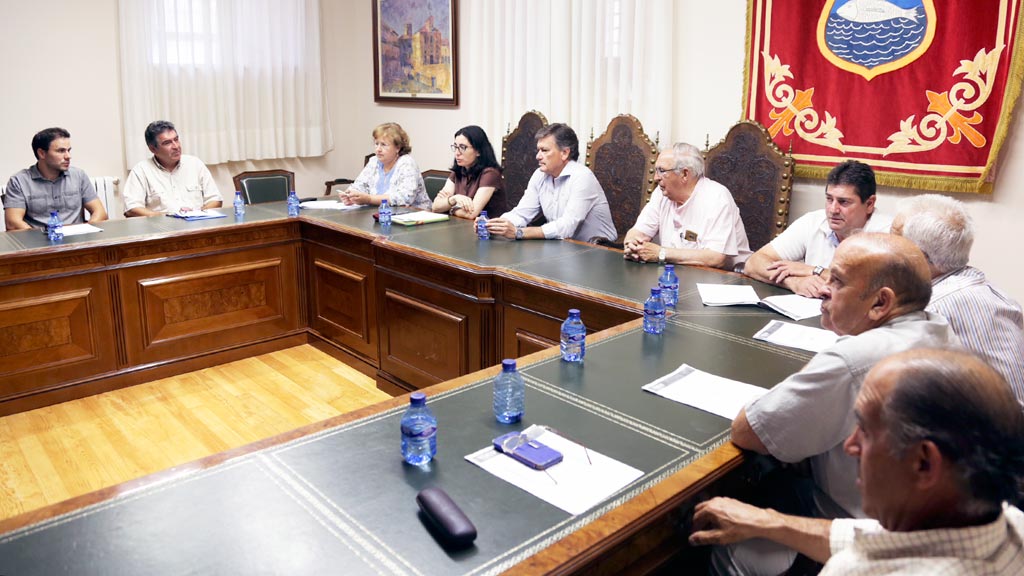 La Diputación muestra su apoyo a la asociación ‘Sierra de Ayllón’ 1 Los alcaldes de los diez municipios que conforma el colectivo, con el presidente de la Diputación, en el salón de plenos de Riaza. / EL ADELANTADO