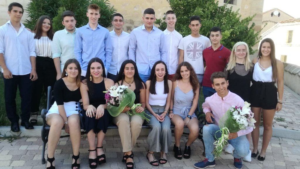 Los quintos de 2018 posaron en la foto de familia, con la ‘Maja’ y el ‘Feo’ con sus ramos de flores. / LOURDES MATARRANZ