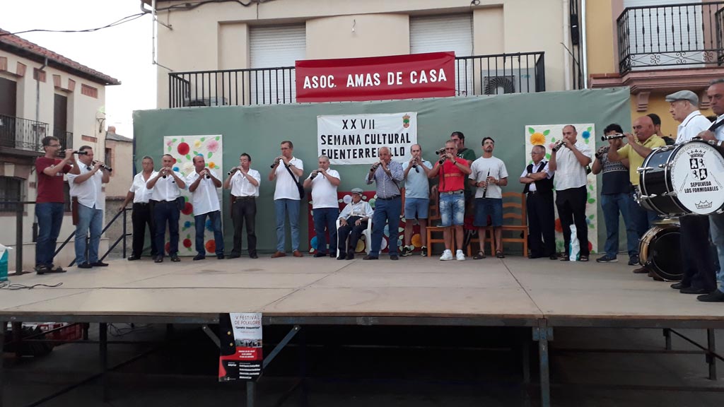 Serafín Vaquerizo recibe un emotivo homenaje en Fuenterrebollo 1 Todos los grupos tocaron junto al final./ el adelantado