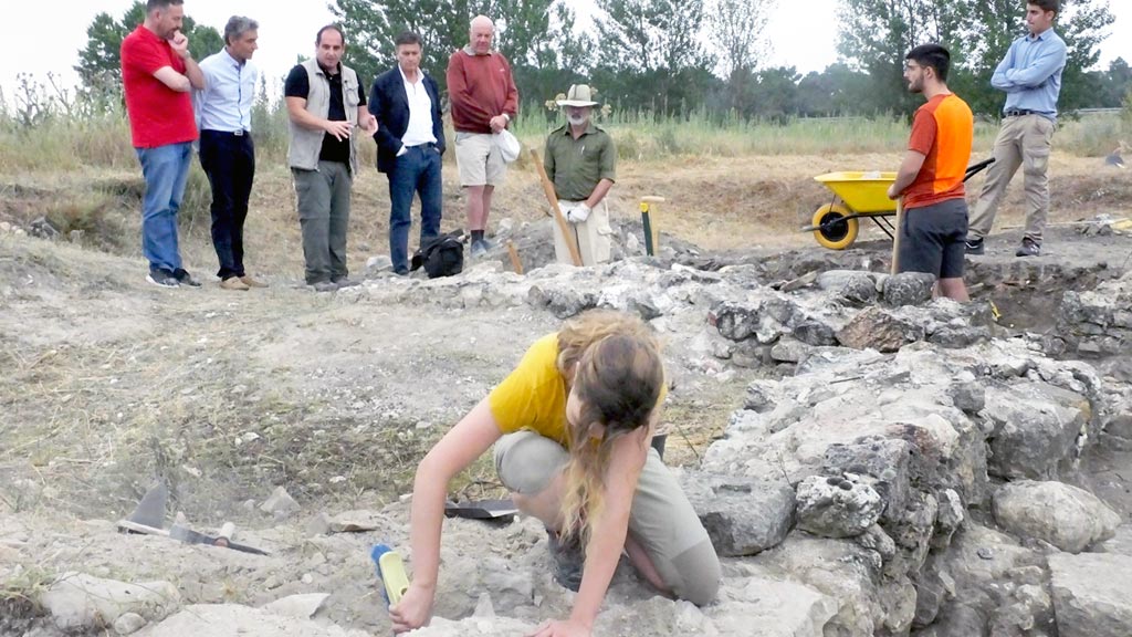 Arqueólogos trabajando en el yacimiento de Santa Lucía. / el adelantado