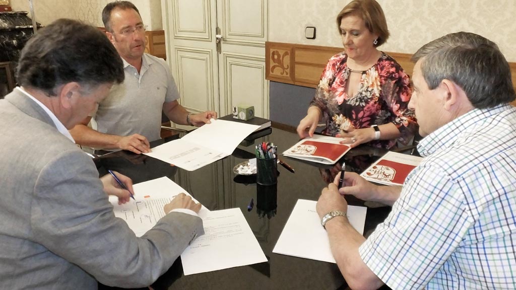 El municipio pavimentará las calles Escuela Vieja y Camino de Palazuelos 1 El alcalde y el presidente de la Diputación suscribieron el convenio de ayuda en el Palacio Provincial. / el adelantado