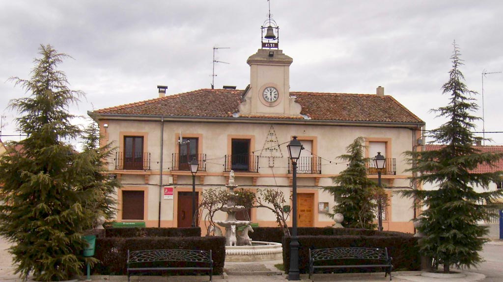 Fachada del Ayuntamiento de Pinarnegrillo, localidad que supera los cien habitantes. / el adelantado