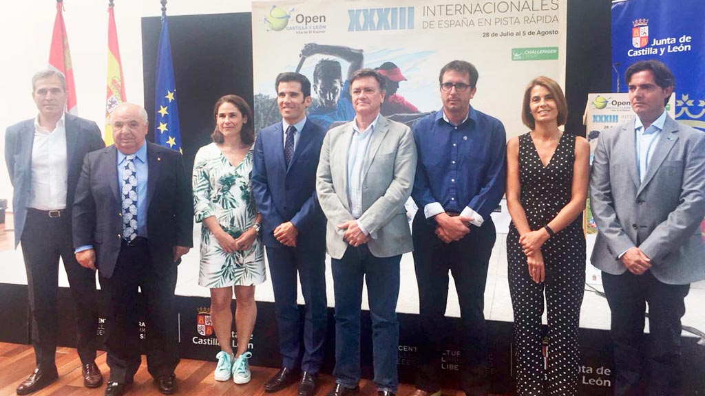 Los responsables del torneo espinariego, junto a las autoridades regionales y provinciales. / el adelantado