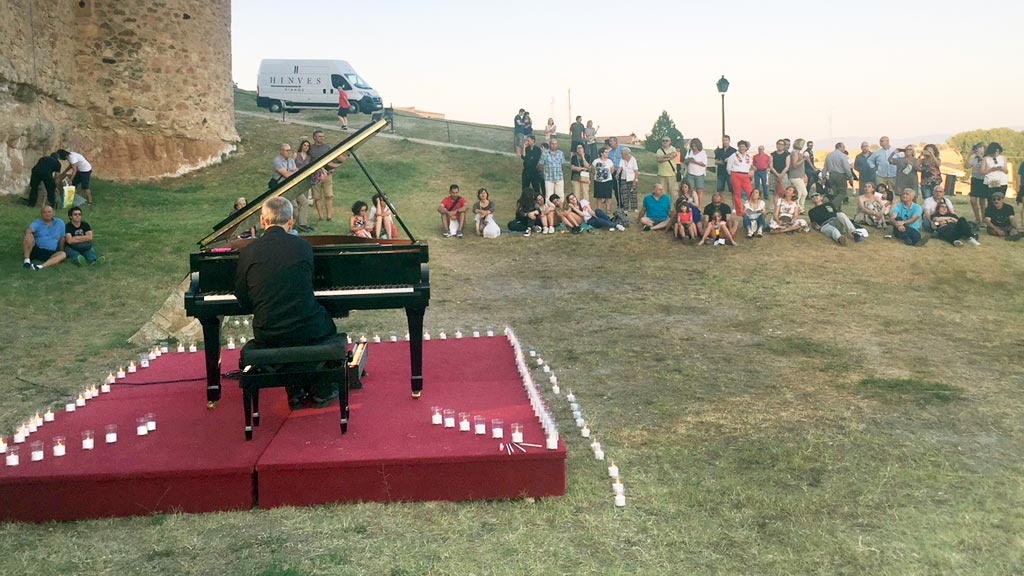 Uno de los diez pianistas participantes en la velada, ofrece su música junto al Castillo. / el adelantado
