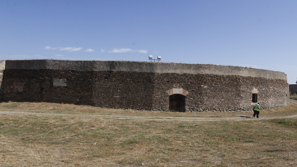La plaza de toros de Santa María la Real de Nieva, la segunda más antigua de la provincia, está hecha de pizarra. / NEREA LLORENTE