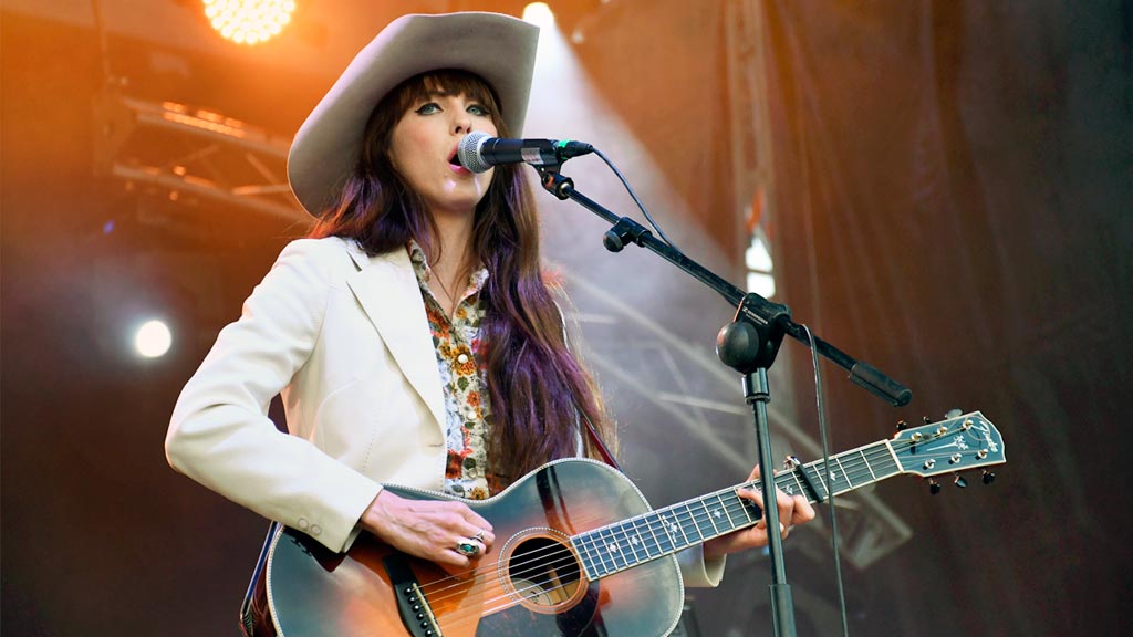 Más de 4.000 asistentes vibran al ritmo del country en Riaza 1 Jaime Wyatt, una de las voces más prometedoras del country, ayer en el escenario de Riaza. / el adelantado