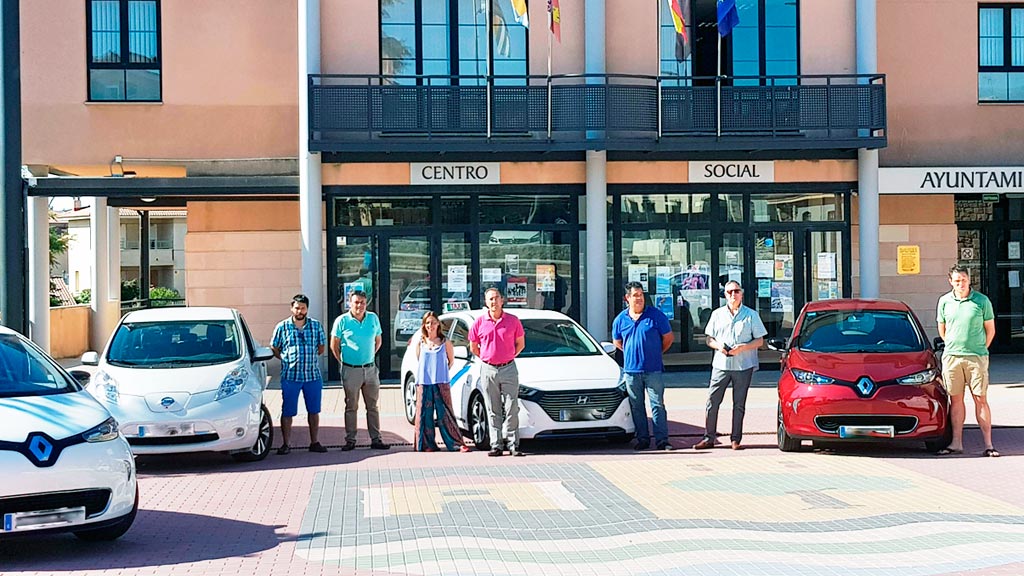 Asociados de AUVE, junto al alcalde, en la fachada del Ayuntamiento. / el adelantado