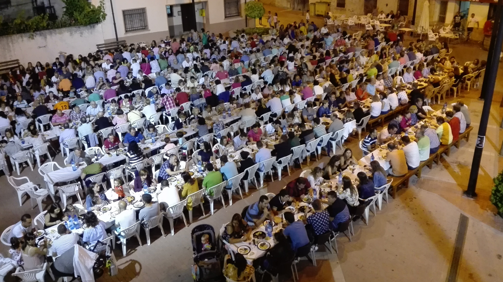 Medio millar de comensales en la cena en armonía en Cabezuela 1 16_3-cabezuela-cena