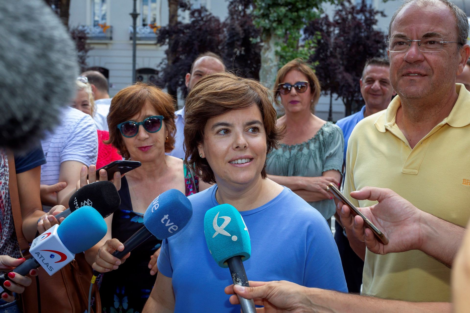 La candidata a la presidencia del PP Soraya Sáenz de Santamaría, junto al líder extremeño del partido, Antonio Monago. / Efe