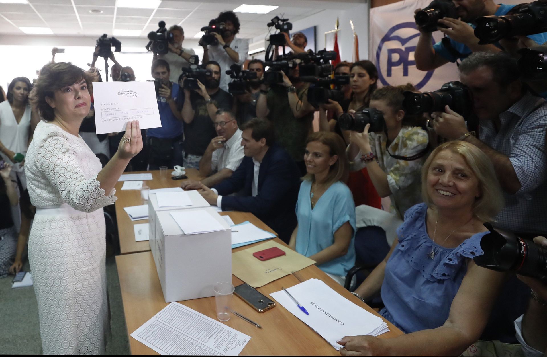 Vota la candidata a la presidencia del Partido Popular Soraya Sáez de Santamaría