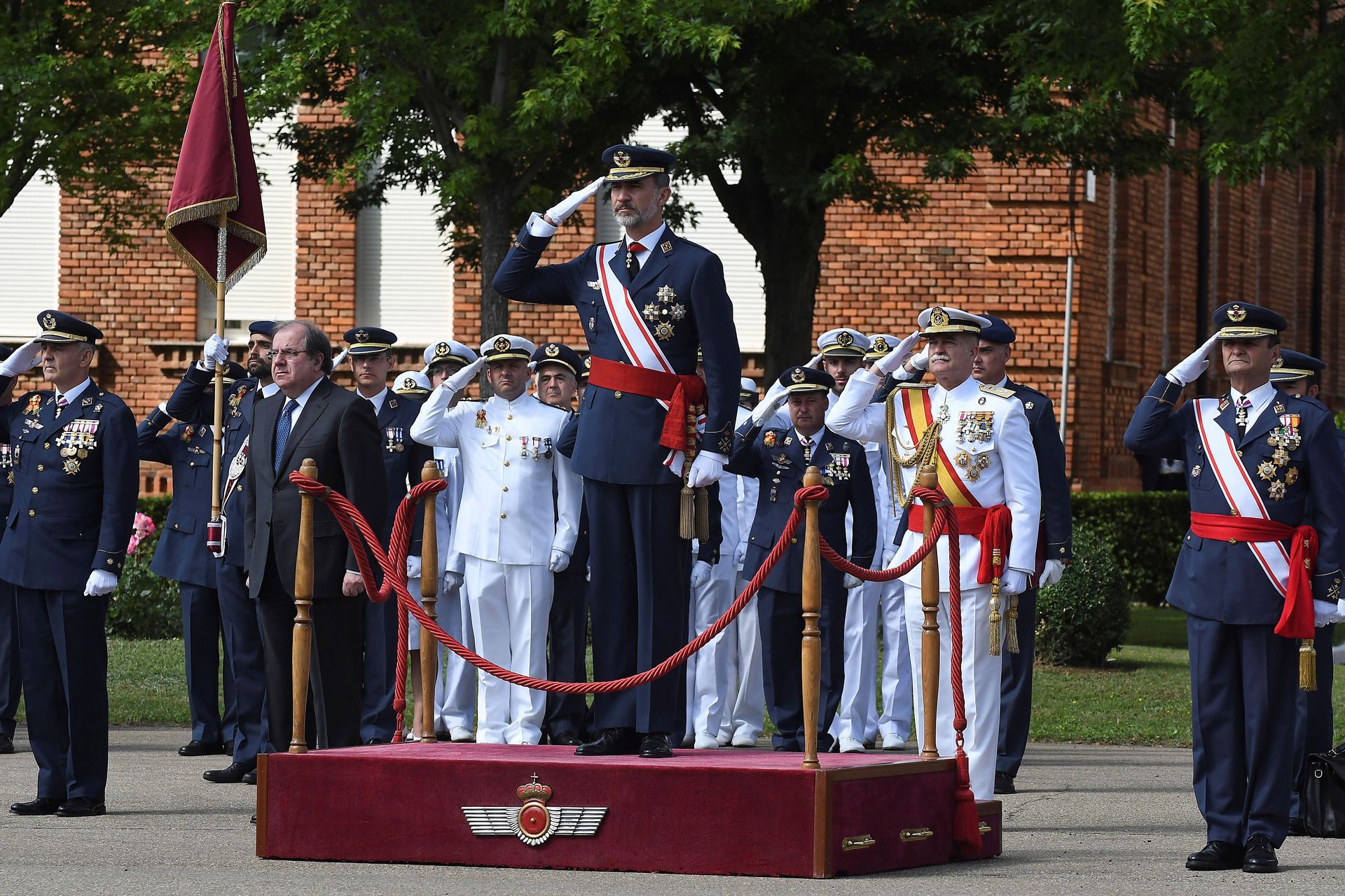 El Rey Felipe VI durante la entrega de los despachos de sargento a la XXVI promoción de la Academia Básica del Aire.