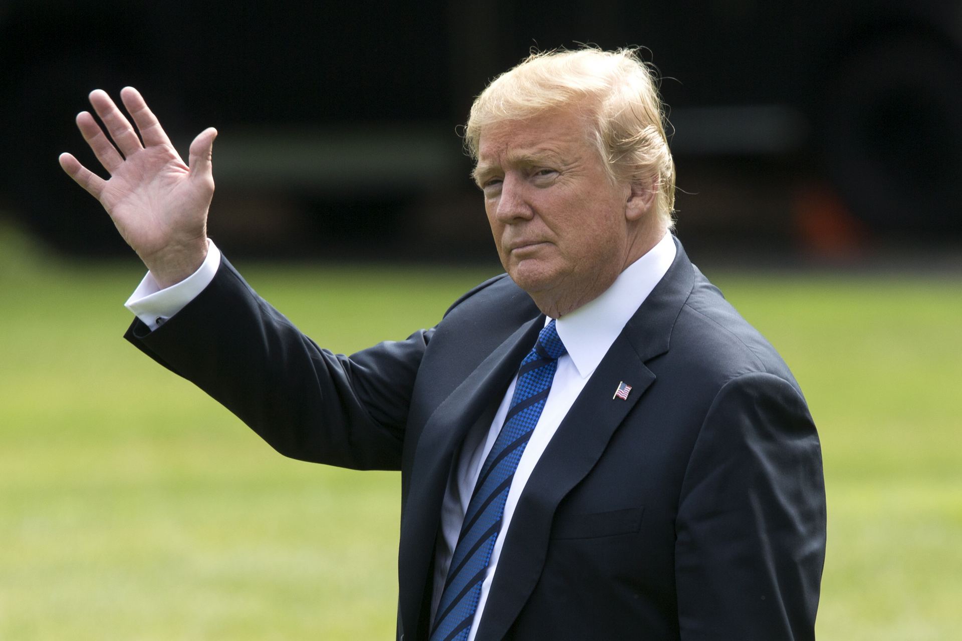 El presidente de Estados Unidos, Donald Trump, posa ante los medios de comunicación en la Casa Blanca.