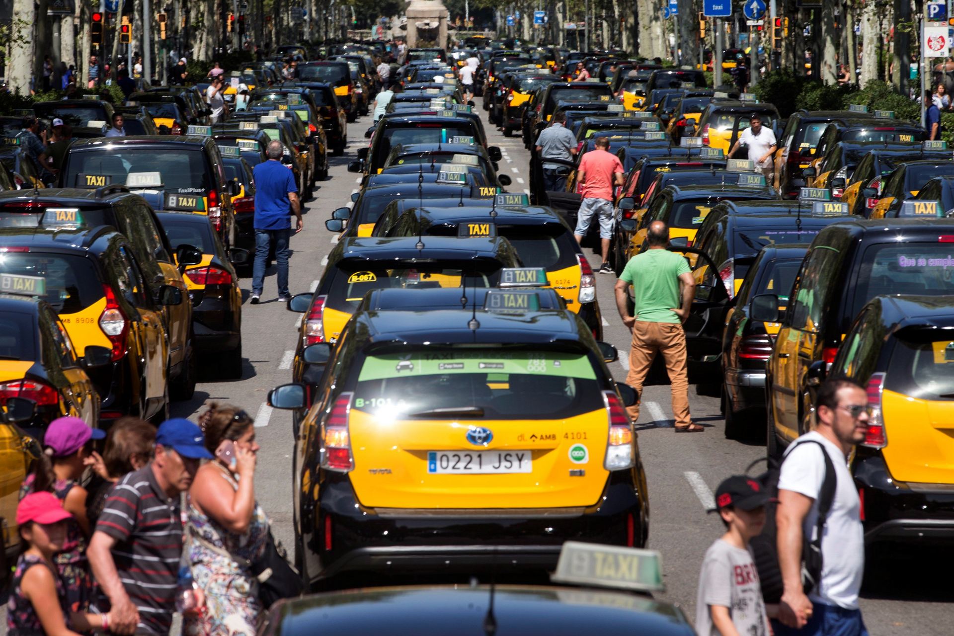 Los taxistas han bloqueado por el momento la Gran Via de Barcelona y parte del Passeig de Gracia.