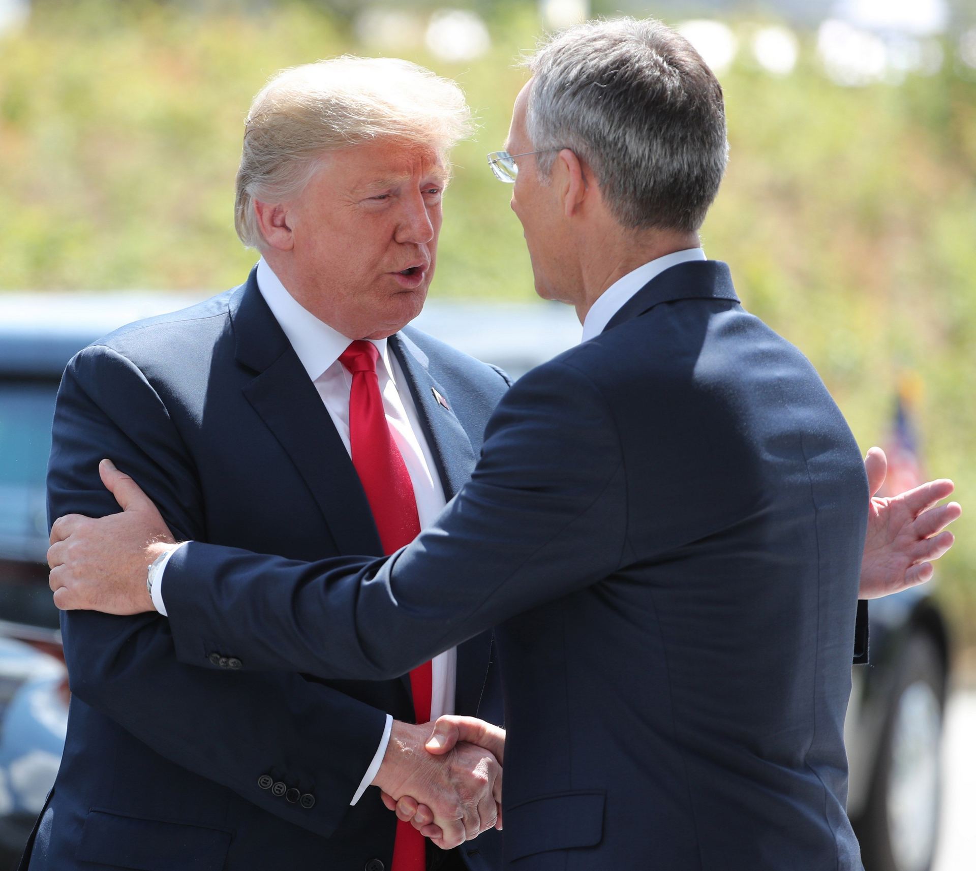 El presidente estadounidense, Donald Trump, es recibido por el secretario general de la OTAN, Jens Stoltenberg.