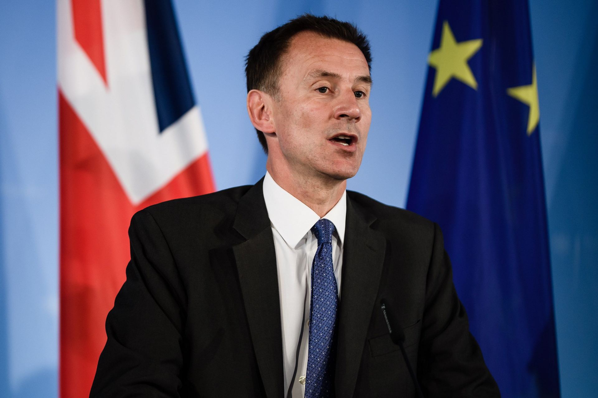 El ministro de Asuntos Exteriores británico, Jeremy Hunt, atiende a los medios durante una rueda de prensa.