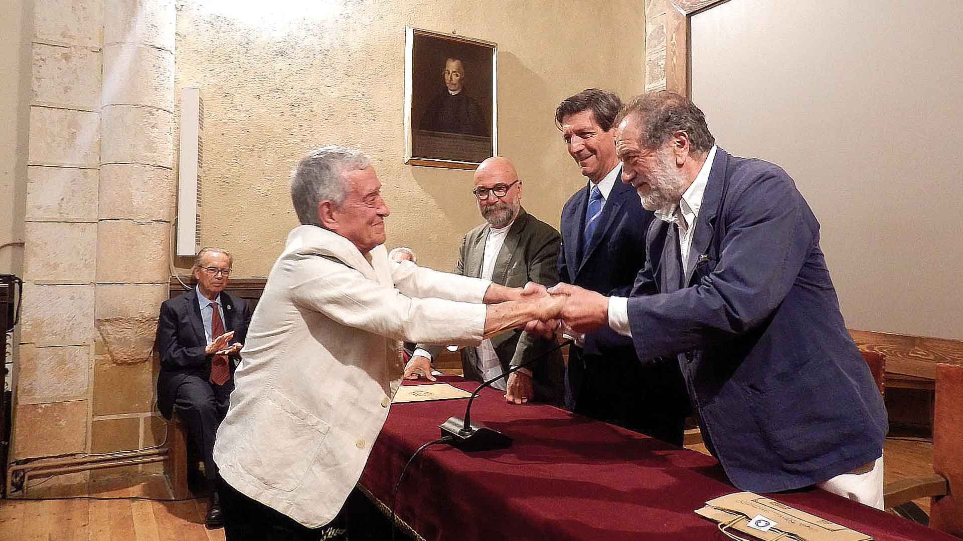 Ismael Peña, recibiendo la felicitación de Carlos Muñoz de Pablos.
