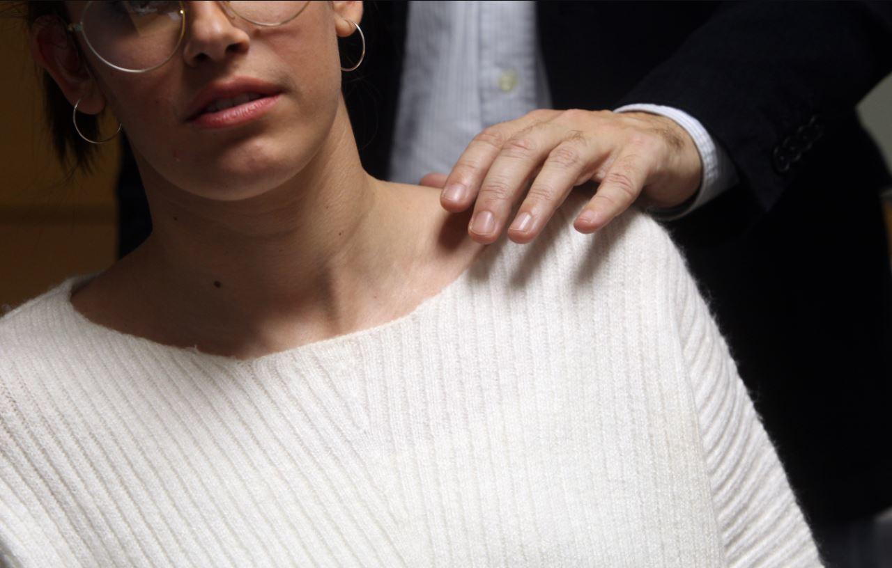 La sentencia tildal el comportamiento de inadecuado al carecer del consentimiento de la víctima.