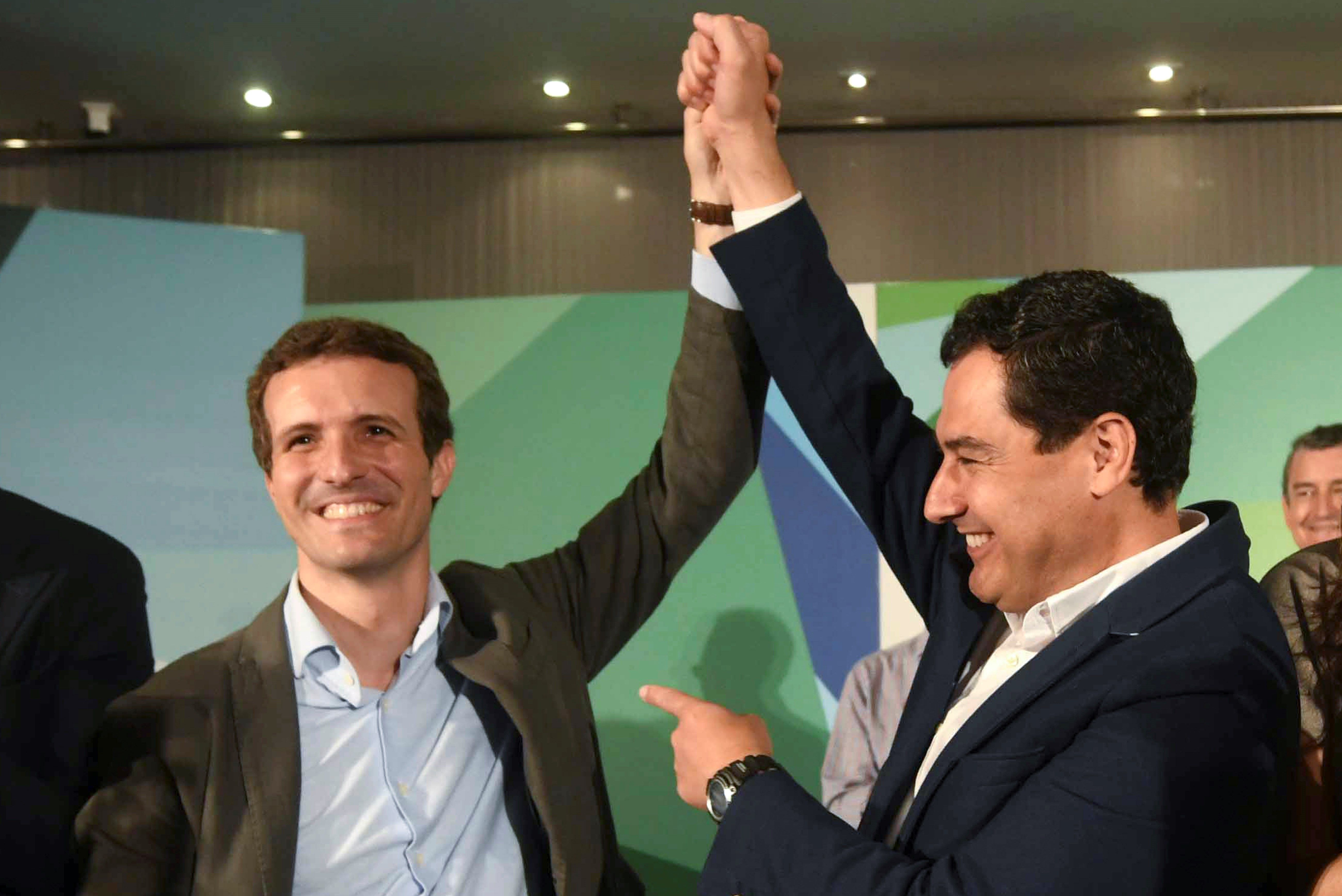 El presidente del PP, Pablo Casado (i), junto al líder de la formación en Andalucía, Juan Manuel Moreno.