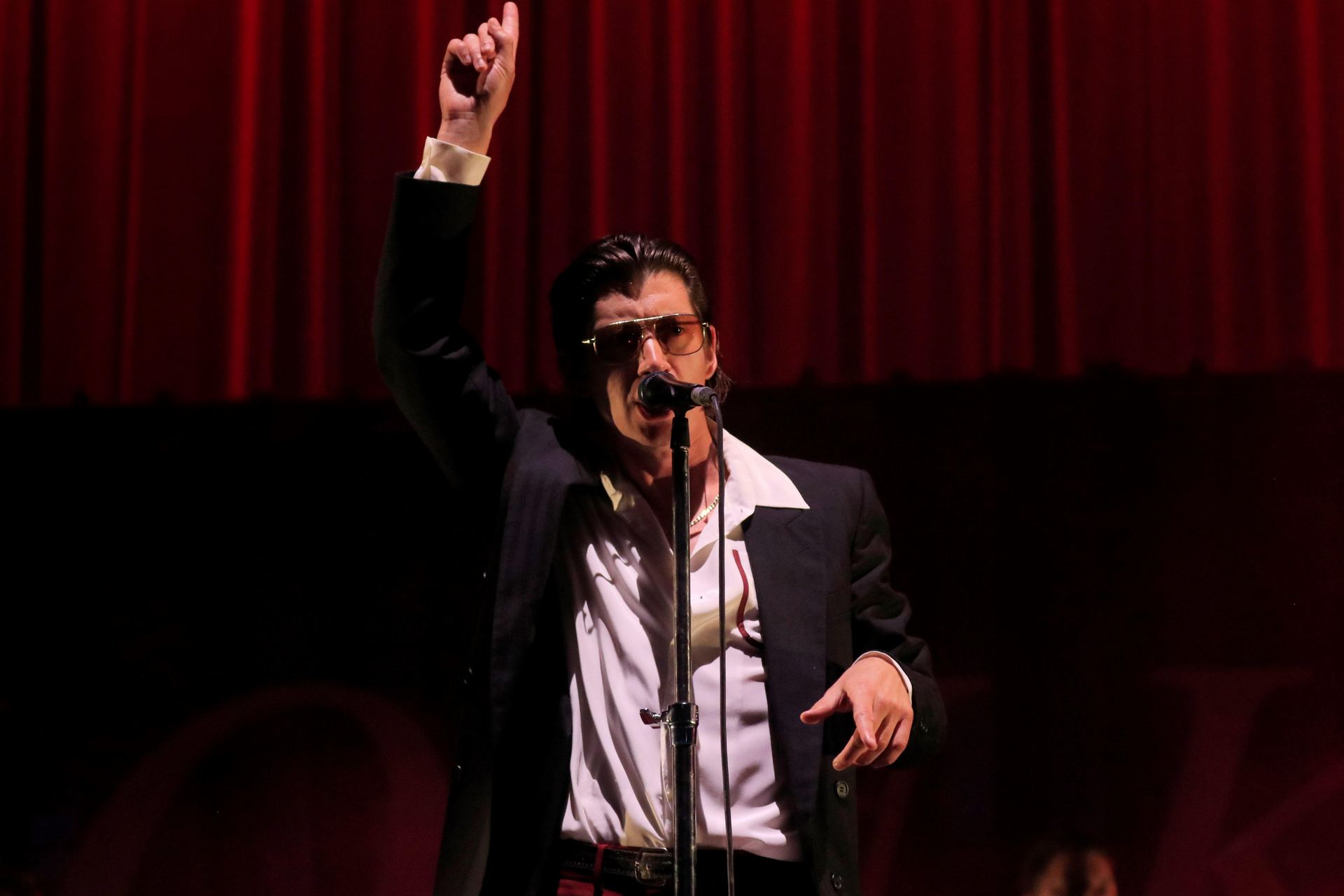 El compositor y cantante de la banda británica Arctic Monkeys, Alex Turner, durante el concierto del festival Mad Cool en el parque de Valdebebas. / efe