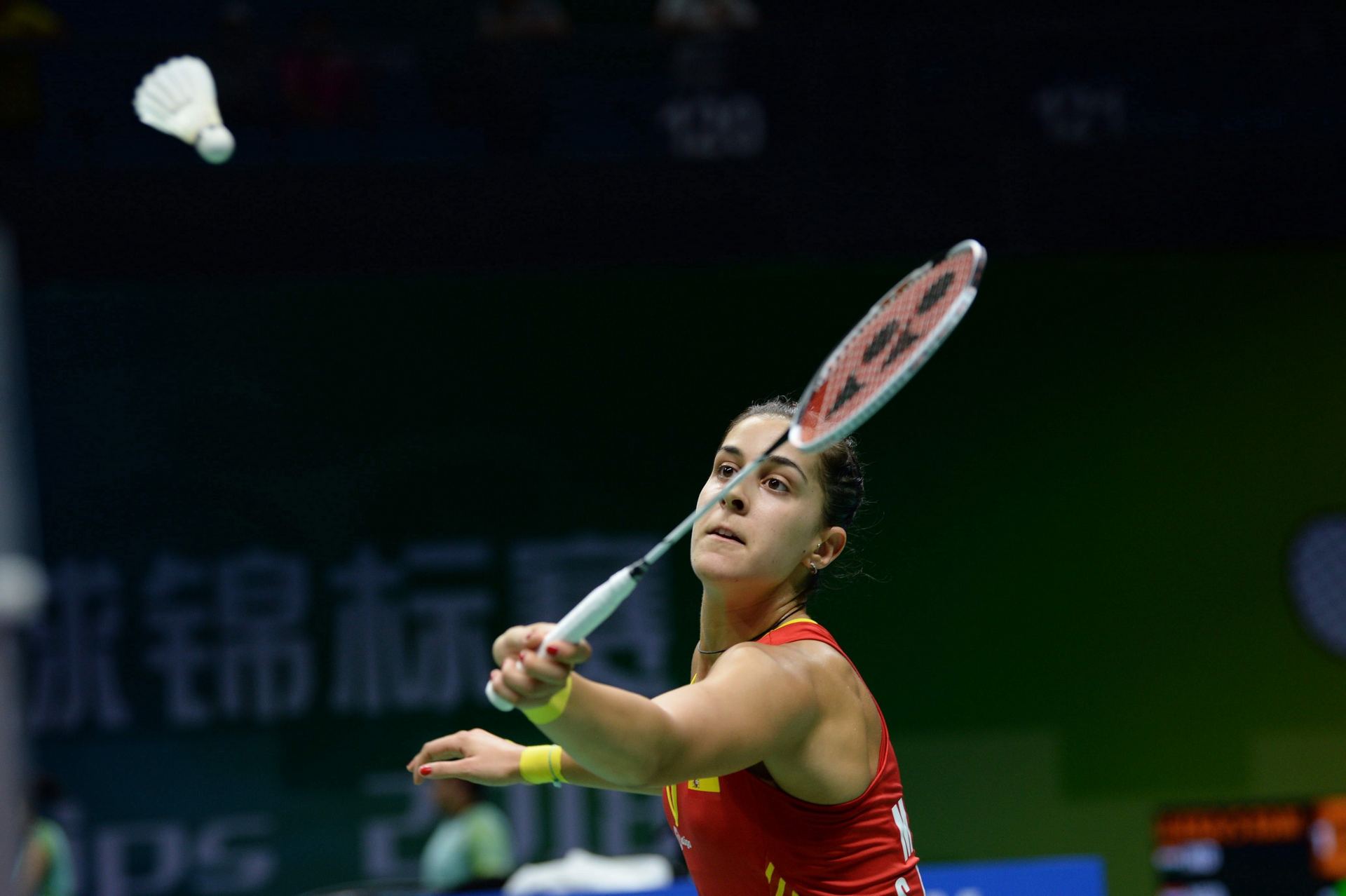 La española Carolina Marín repele la pluma durante el partido de la primera ronda en el Mundial de Bádminton.