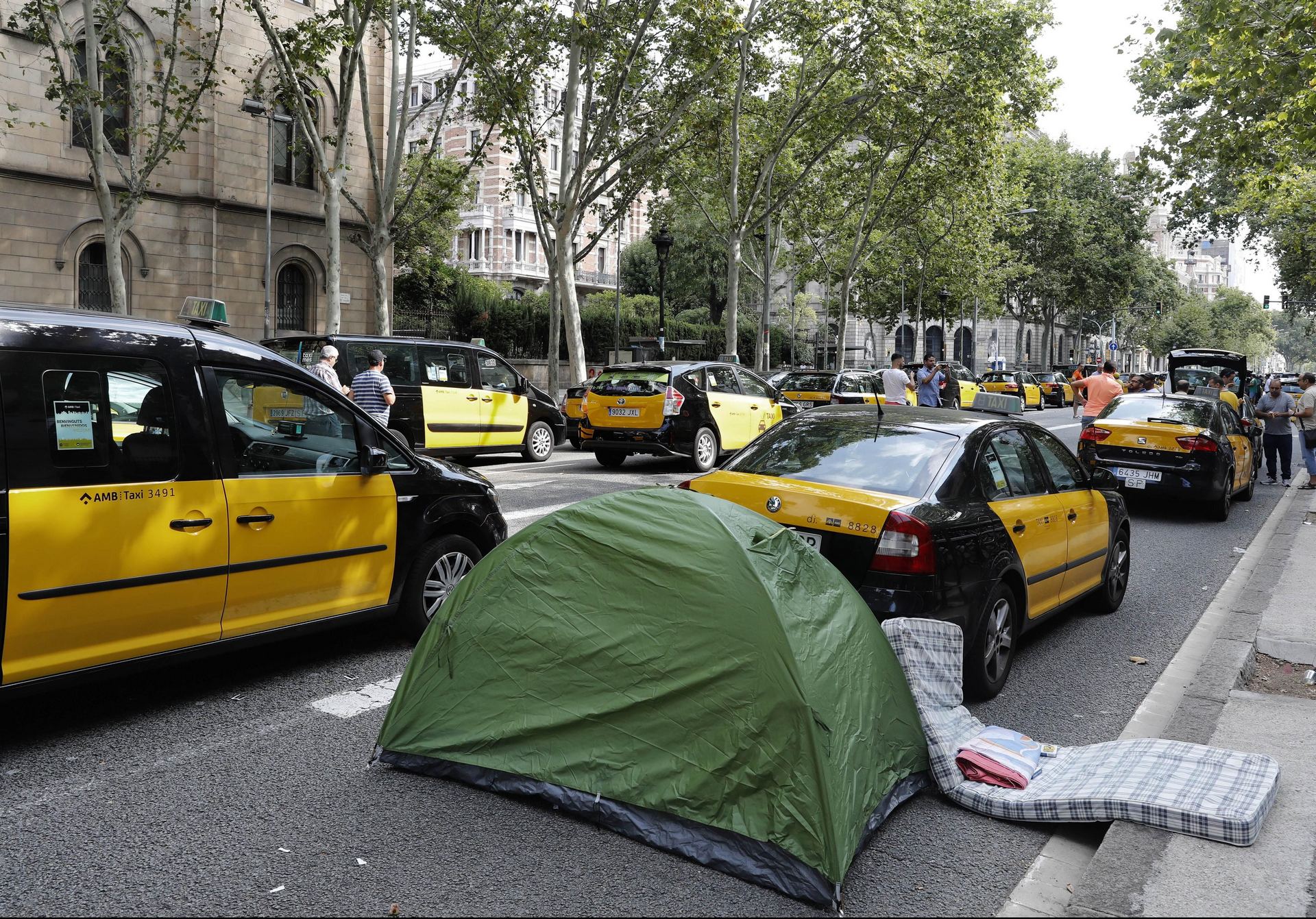 Diversos taxis ocupan la Gran Vía de les Corts Catalanes de Barcelona durante la huelga indefinida.