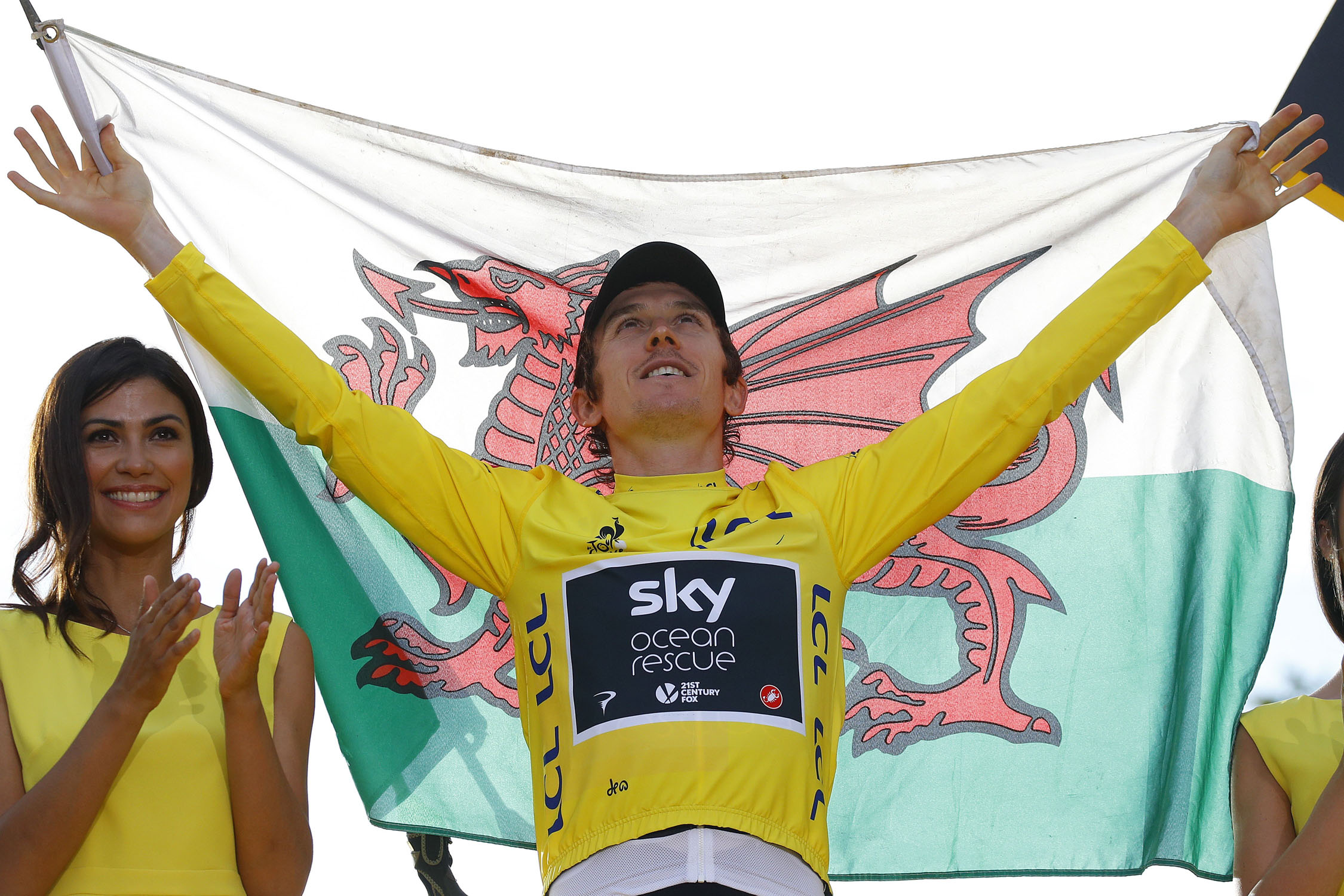 Geraint Thomas celebra en el podio de París su victoria final en el Tour de Francia, el primer galés que se corona en la ‘Grande Boucle’.