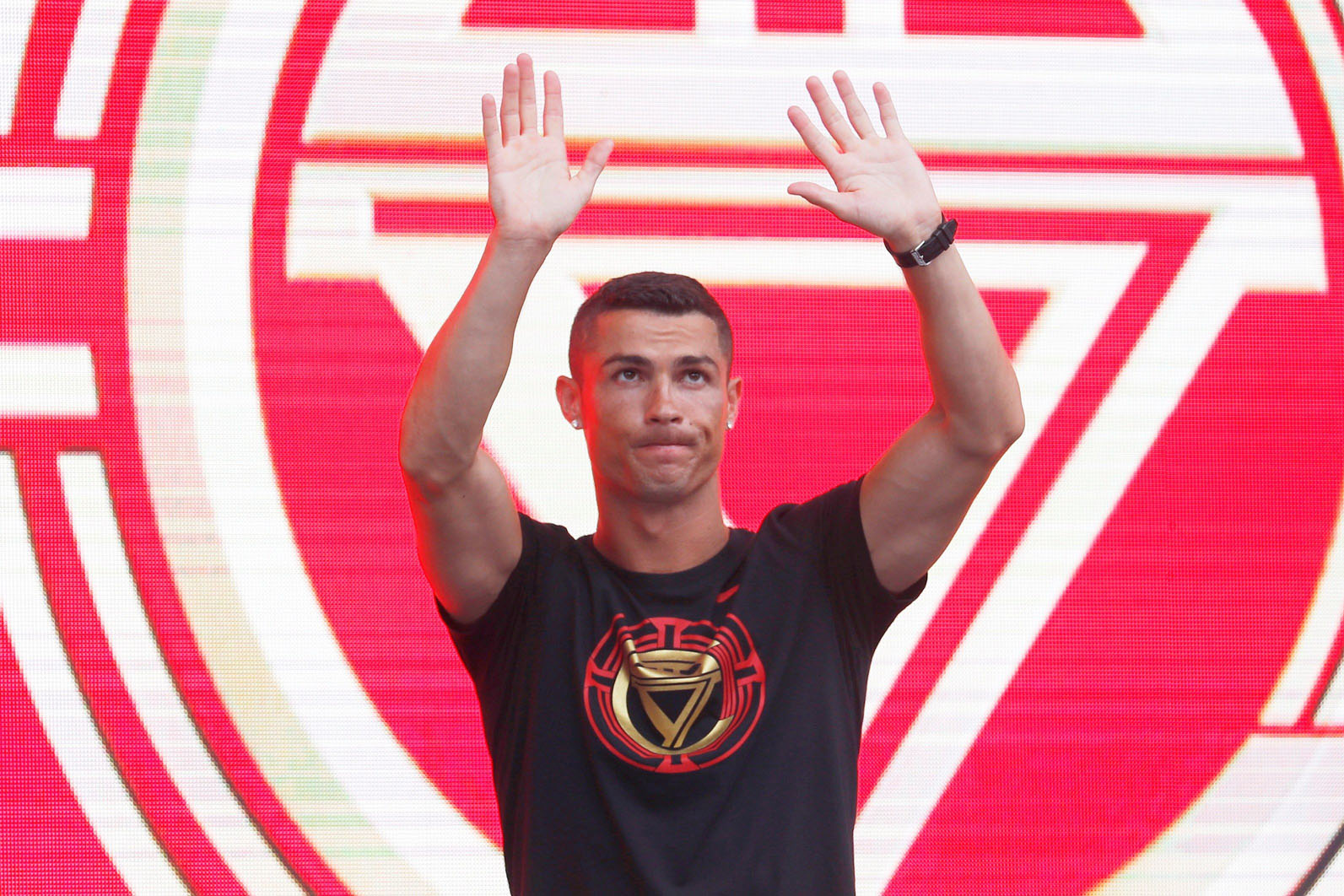 Cristiano Ronaldo saluda a los aficionados durante un evento en Pekín.