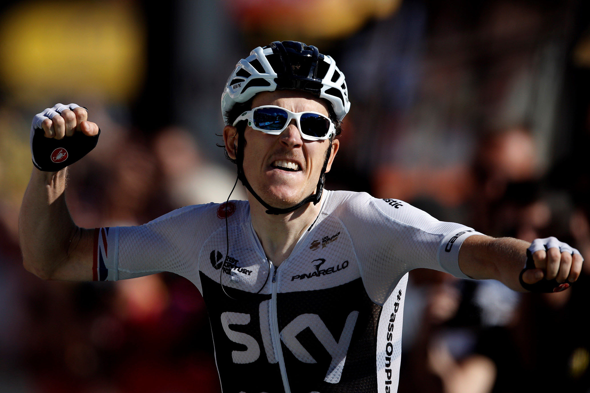 Geraint Thomas celebra su triunfo en la meta de La Rosière, donde reclamó el maillot amarillo de líder por delante de su líder en el equipo Sky, Chris Froome.