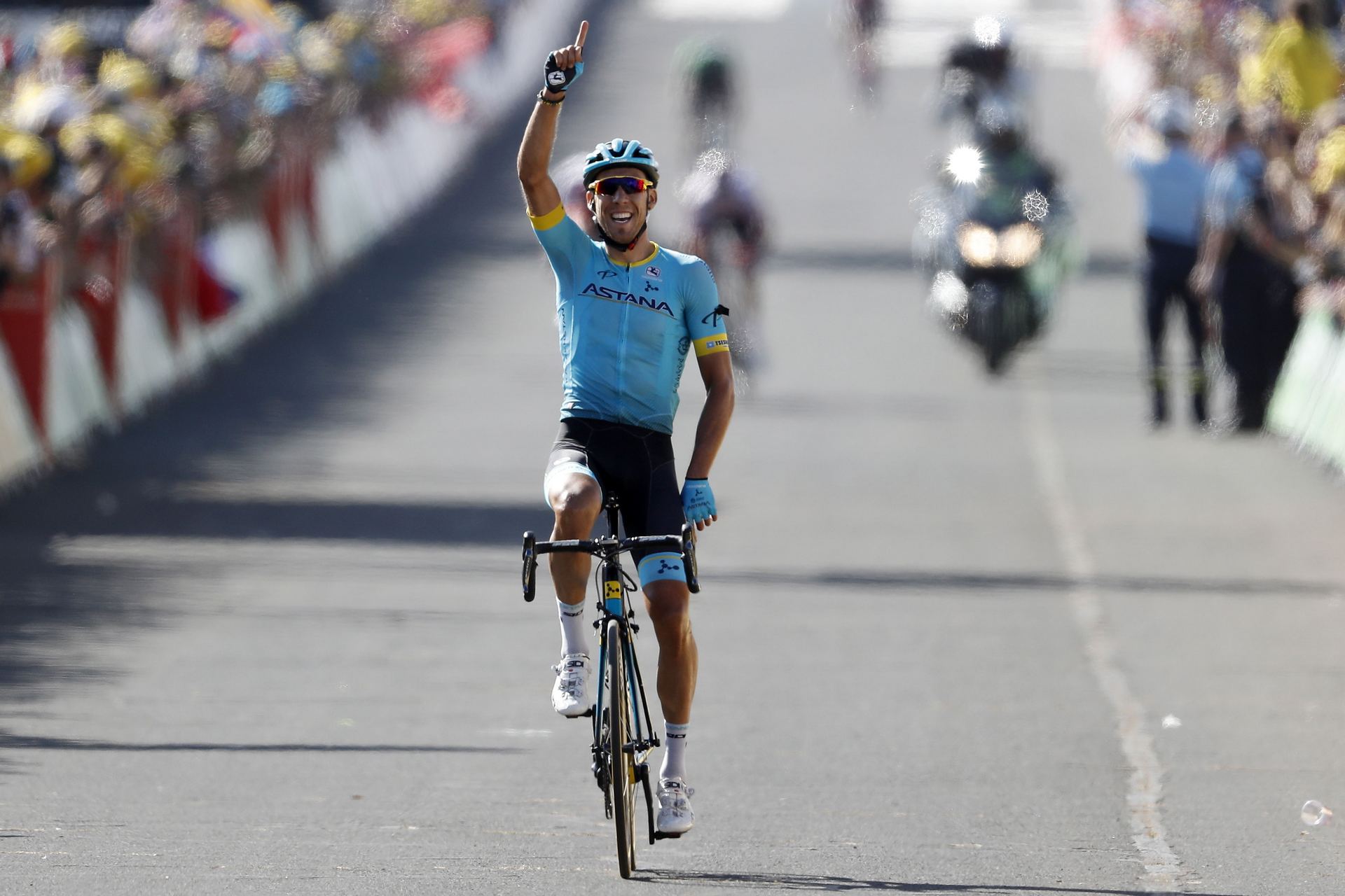 El ciclista del equipo Astana celebra la victoria en la meta de la decimocuarta etapa del Tour de Francia. / EFE